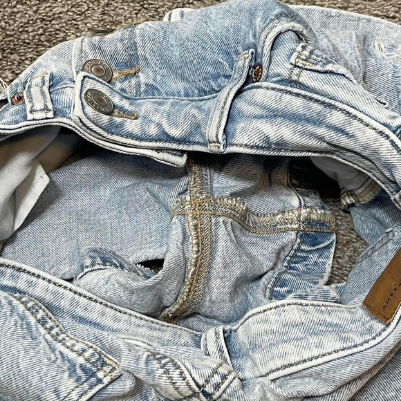 High-waisted light wash distressed denim shorts- american eagle - Picture 6 of 7